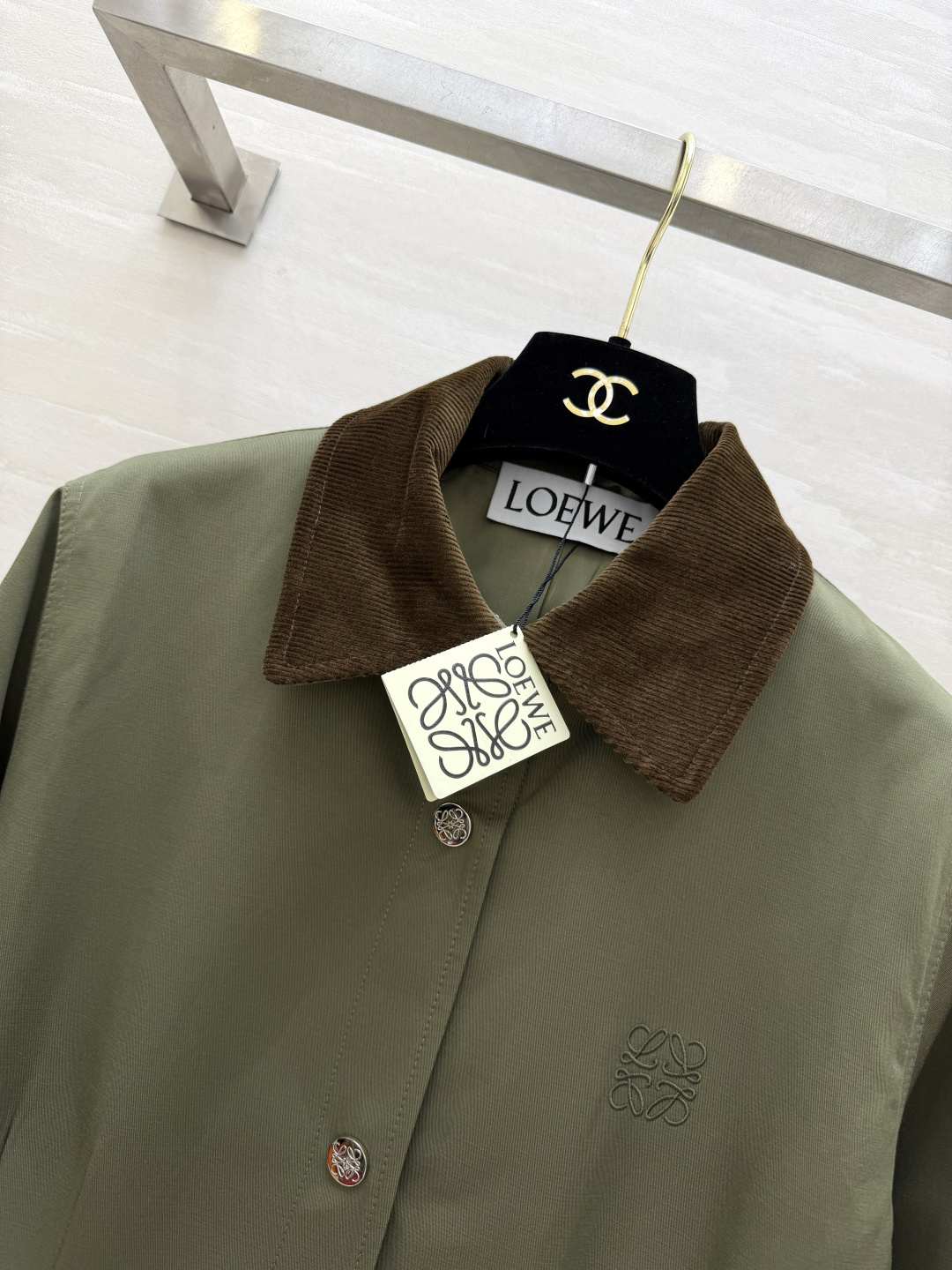 #Loew♡²⁶复古灯芯绒领工装外套 经典永不过时的工装风✨灯芯绒撞色领 金属按扣 细节拉满 挺括抗皱面