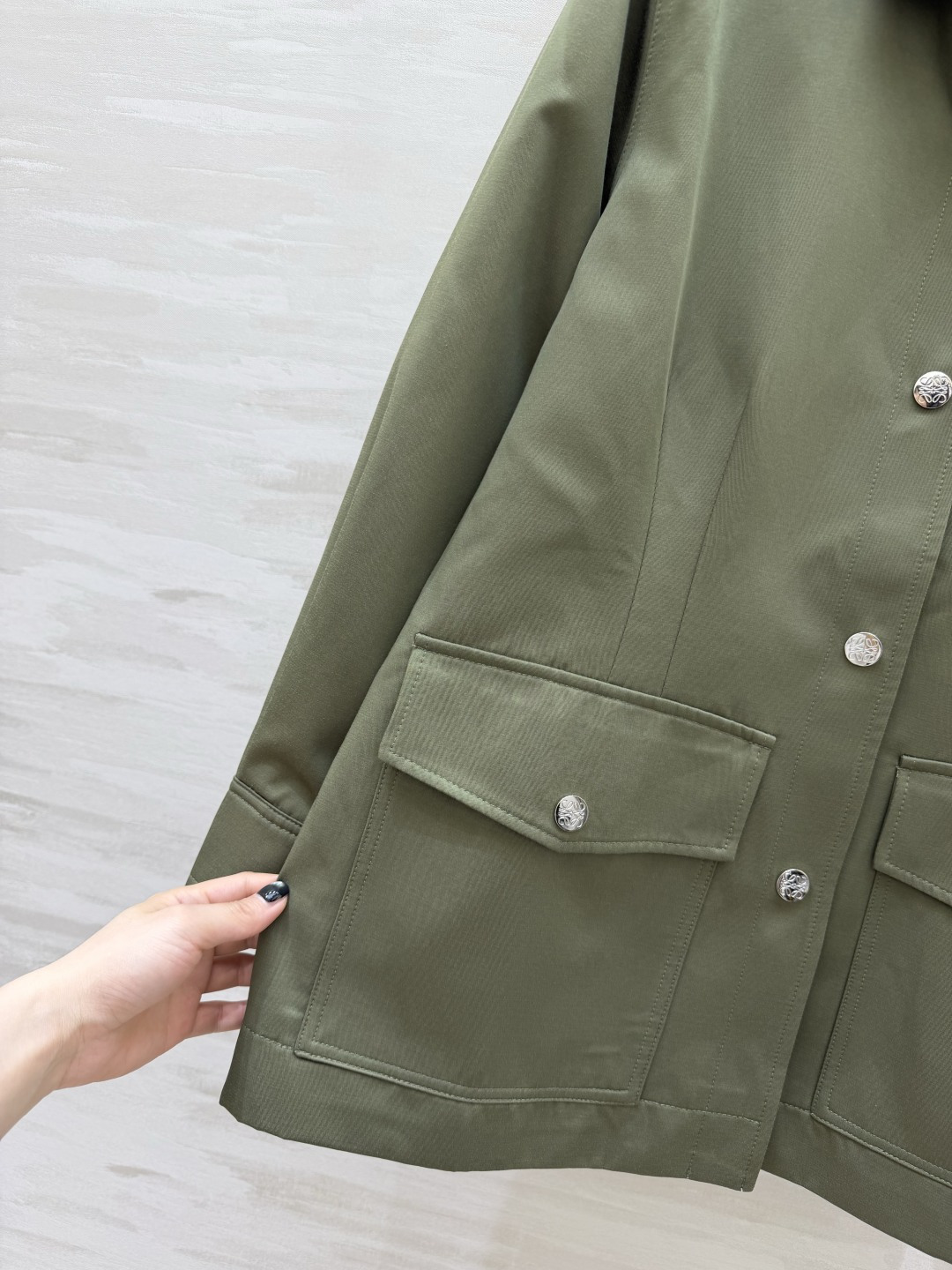 #Loew♡²⁶复古灯芯绒领工装外套 经典永不过时的工装风✨灯芯绒撞色领 金属按扣 细节拉满 挺括抗皱面