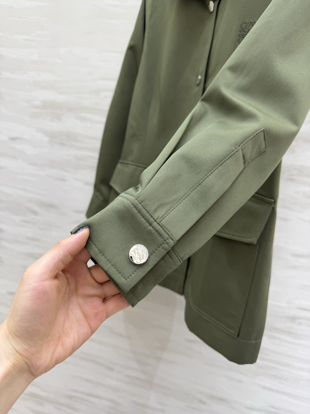 #Loew♡²⁶复古灯芯绒领工装外套 经典永不过时的工装风✨灯芯绒撞色领 金属按扣 细节拉满 挺括抗皱面