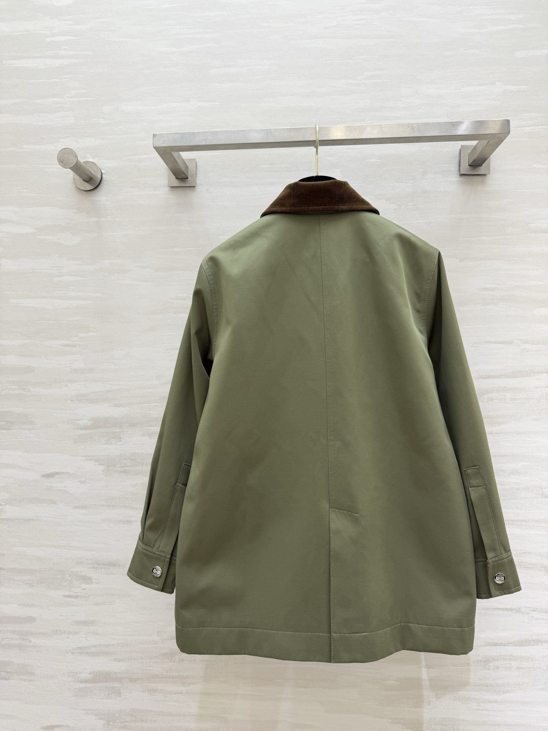 #Loew♡²⁶复古灯芯绒领工装外套 经典永不过时的工装风✨灯芯绒撞色领 金属按扣 细节拉满 挺括抗皱面