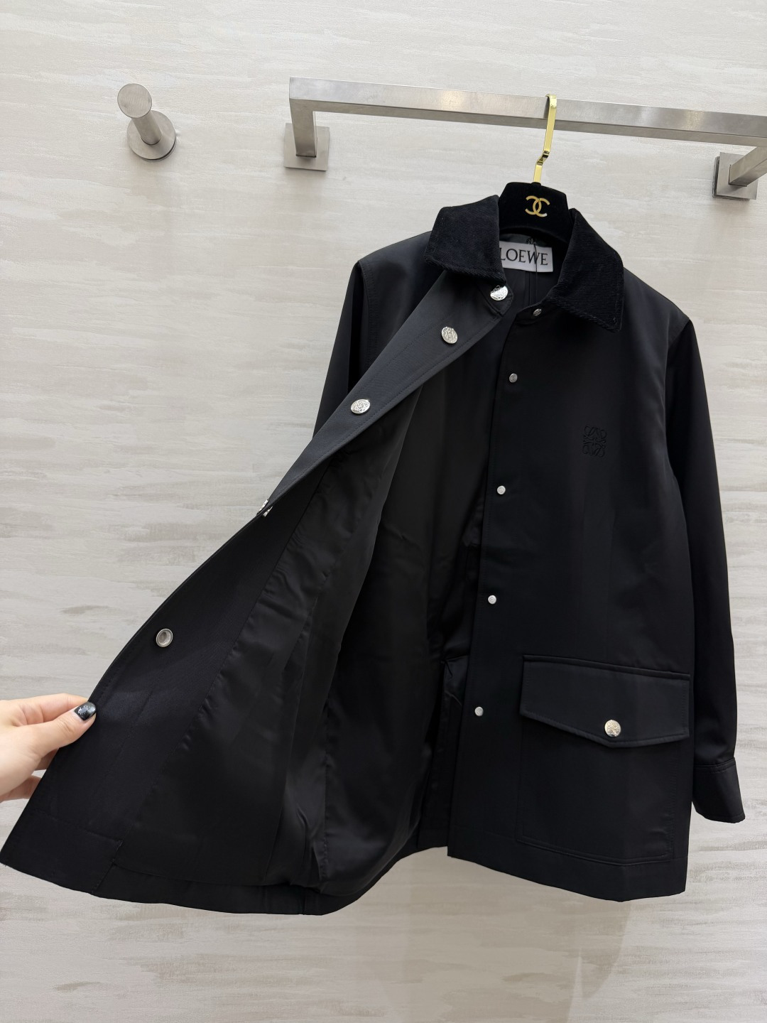 #Loew♡²⁶复古灯芯绒领工装外套 经典永不过时的工装风✨灯芯绒撞色领 金属按扣 细节拉满 挺括抗皱面
