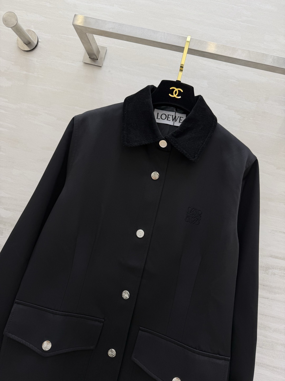 #Loew♡²⁶复古灯芯绒领工装外套 经典永不过时的工装风✨灯芯绒撞色领 金属按扣 细节拉满 挺括抗皱面