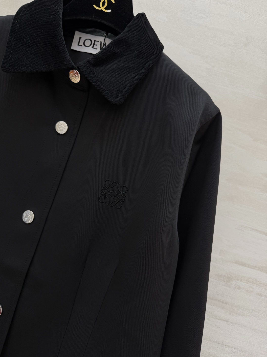 #Loew♡²⁶复古灯芯绒领工装外套 经典永不过时的工装风✨灯芯绒撞色领 金属按扣 细节拉满 挺括抗皱面