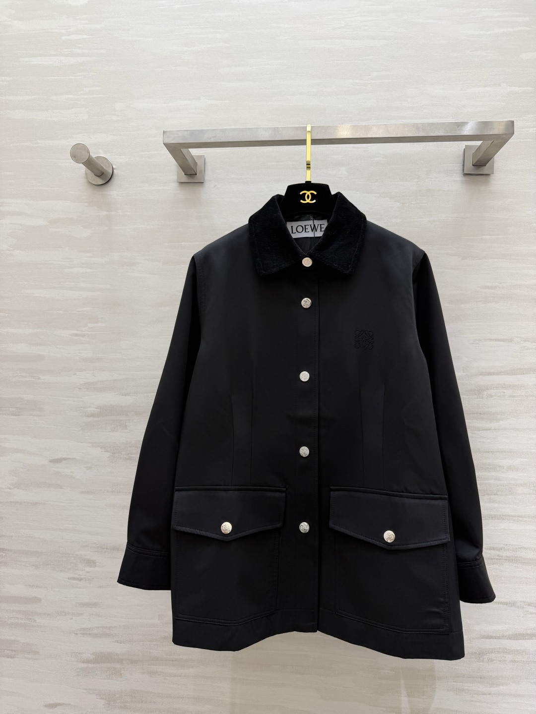 #Loew♡²⁶复古灯芯绒领工装外套 经典永不过时的工装风✨灯芯绒撞色领 金属按扣 细节拉满 挺括抗皱面