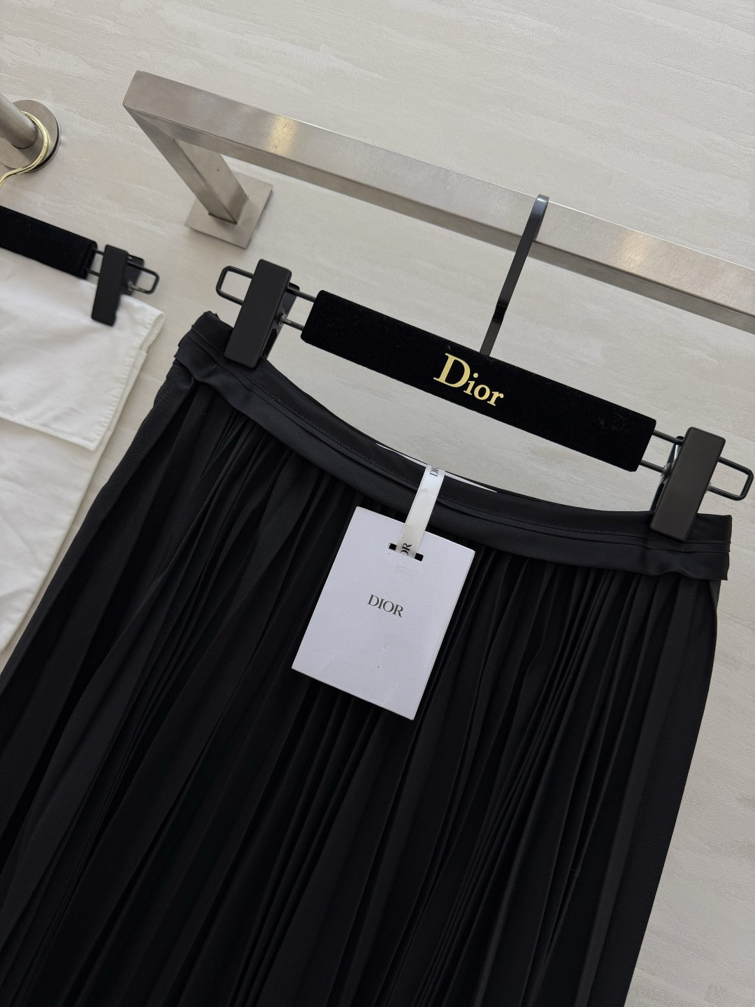 #Dio♡百褶半裙｜永不过时的优雅这条百褶半裙真的是衣橱里的「万金油」单品！垂坠感满分的面料 走路自带飘