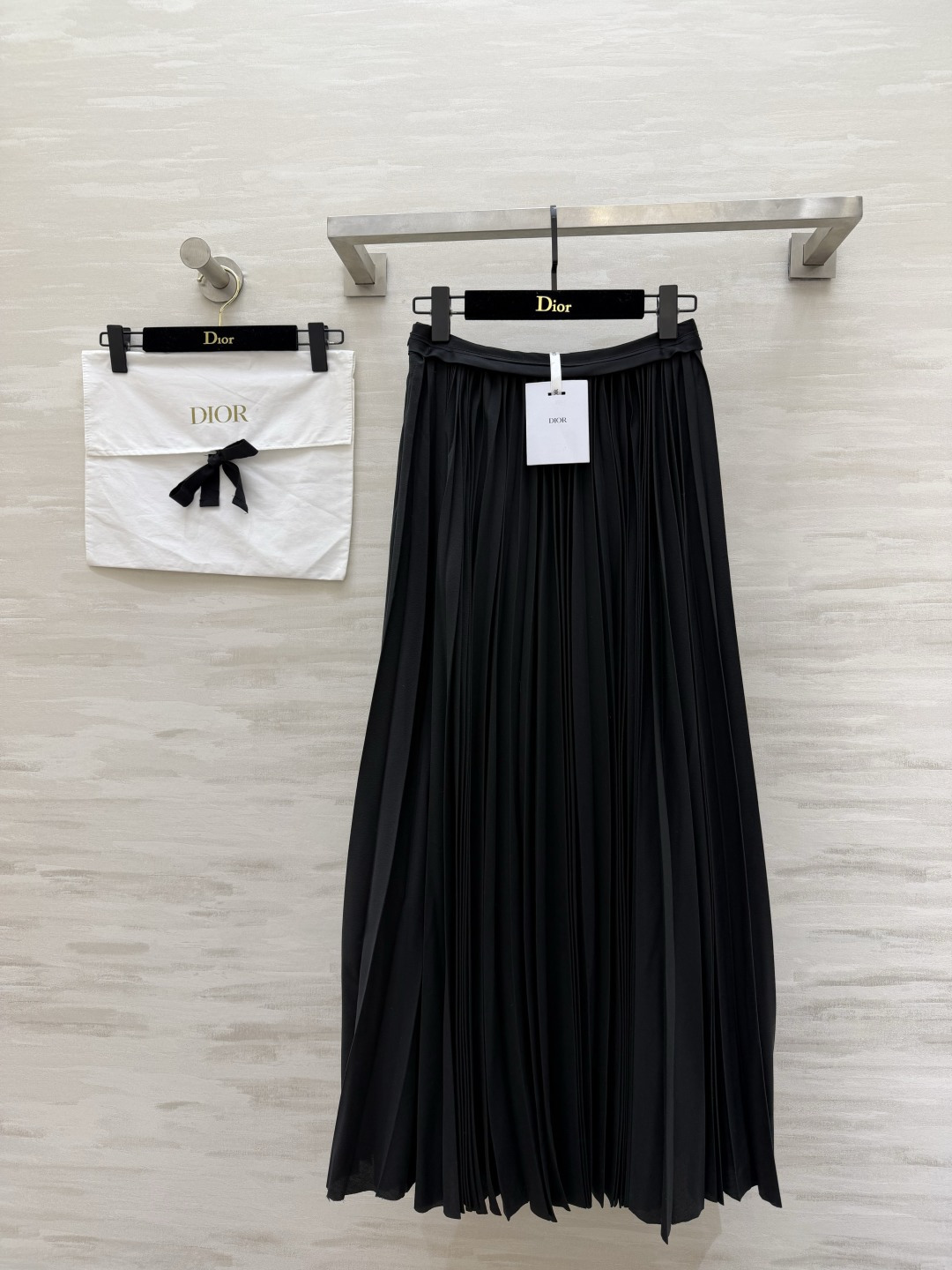 #Dio♡百褶半裙｜永不过时的优雅这条百褶半裙真的是衣橱里的「万金油」单品！垂坠感满分的面料 走路自带飘