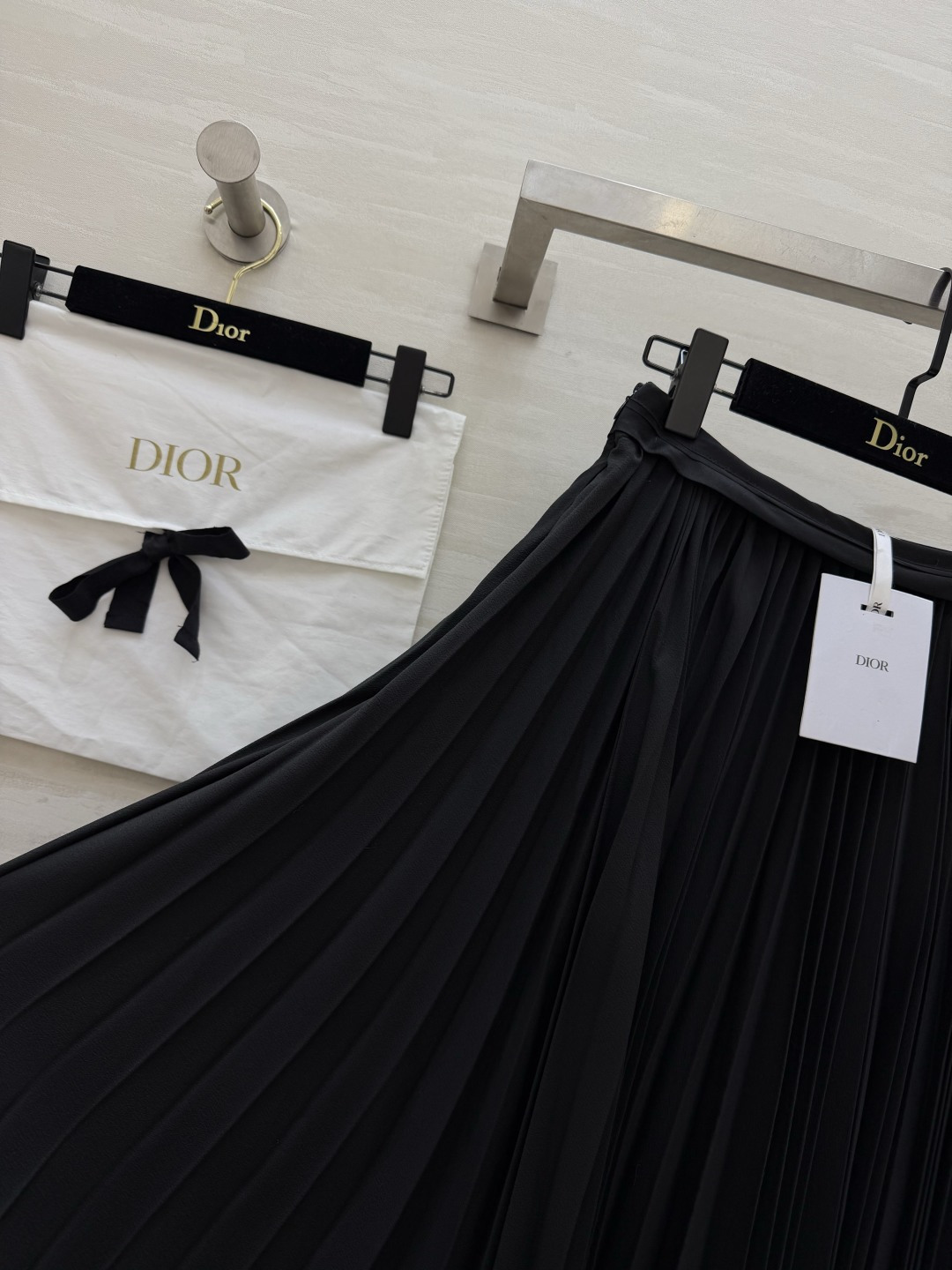 #Dio♡百褶半裙｜永不过时的优雅这条百褶半裙真的是衣橱里的「万金油」单品！垂坠感满分的面料 走路自带飘