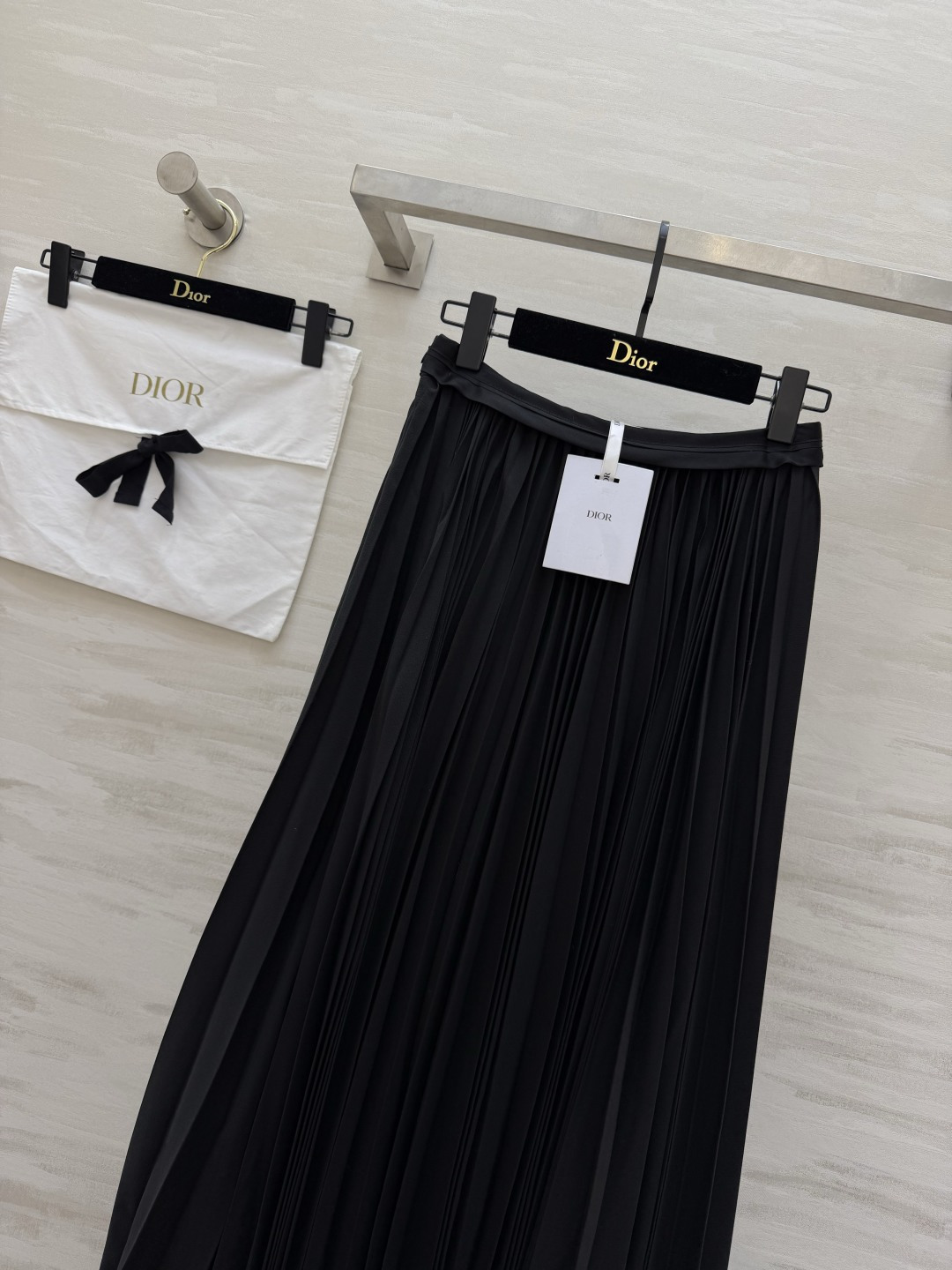 #Dio♡百褶半裙｜永不过时的优雅这条百褶半裙真的是衣橱里的「万金油」单品！垂坠感满分的面料 走路自带飘