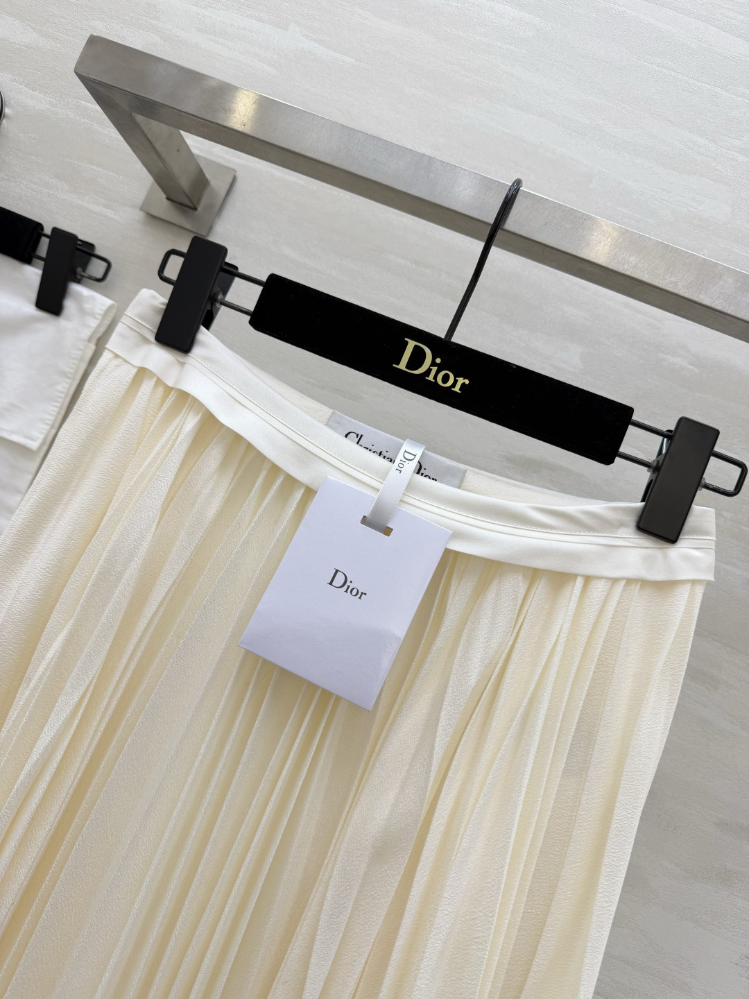 #Dio♡百褶半裙｜永不过时的优雅这条百褶半裙真的是衣橱里的「万金油」单品！垂坠感满分的面料 走路自带飘