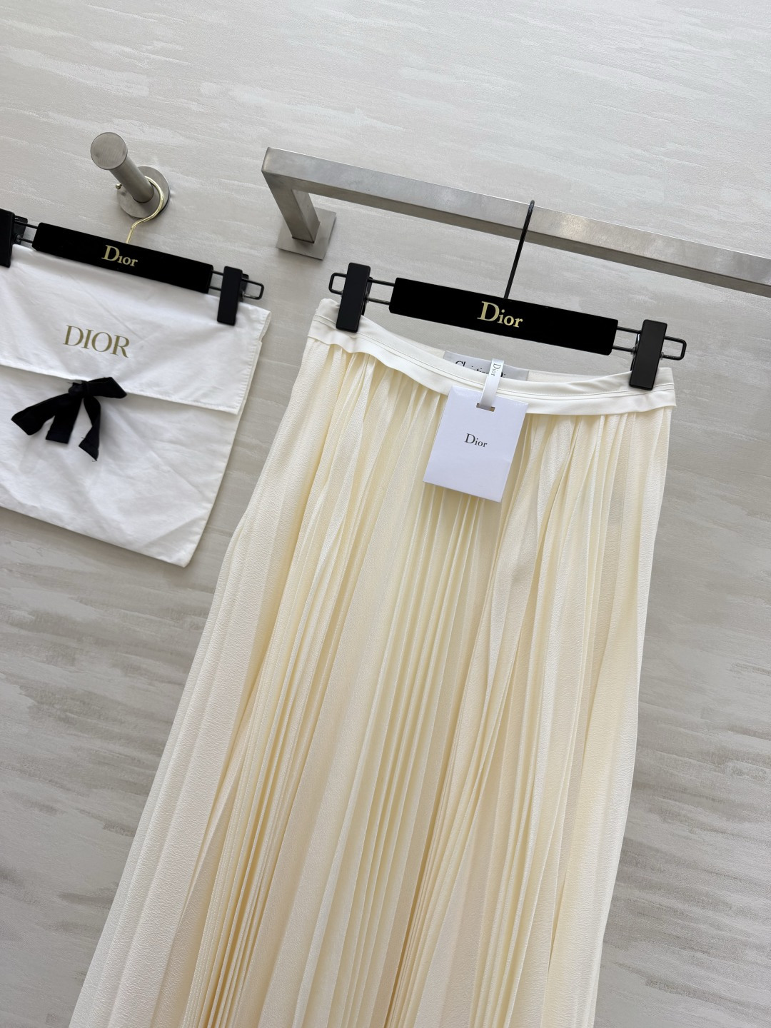 #Dio♡百褶半裙｜永不过时的优雅这条百褶半裙真的是衣橱里的「万金油」单品！垂坠感满分的面料 走路自带飘