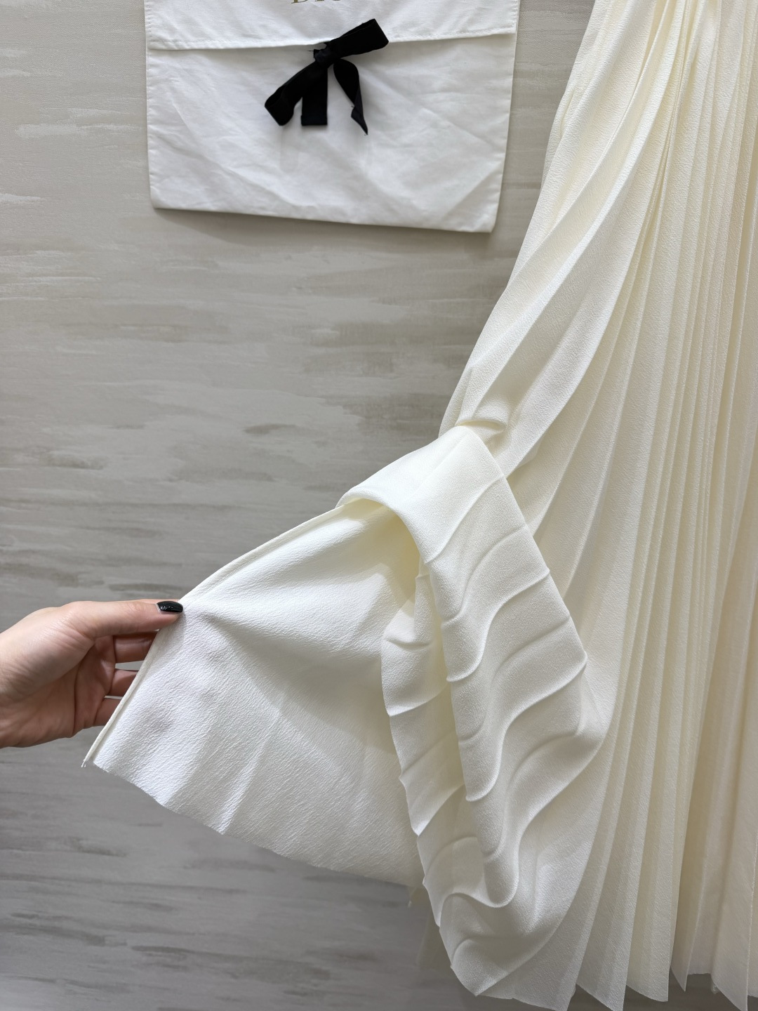 #Dio♡百褶半裙｜永不过时的优雅这条百褶半裙真的是衣橱里的「万金油」单品！垂坠感满分的面料 走路自带飘