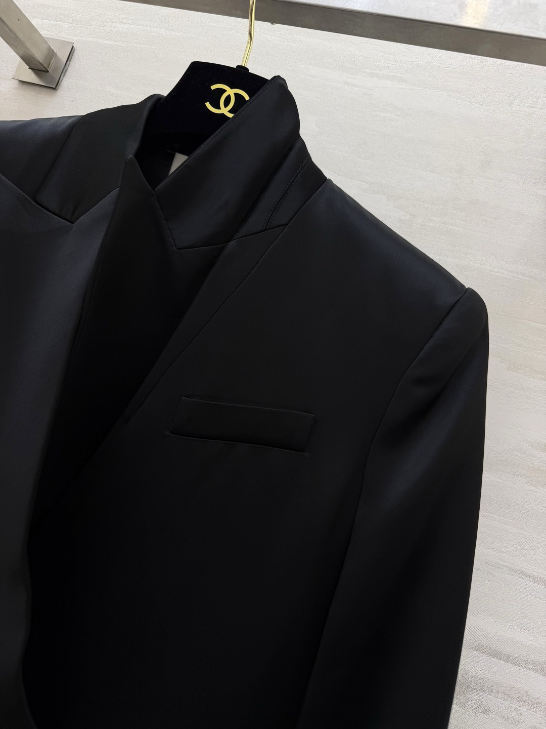 Saint Laurent/ ysl²⁶醋酸缎面西装外套 自带柔光滤镜的醋酸缎面质感 剪裁利落不压身！奶