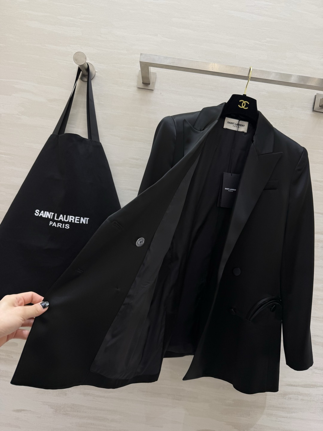 Saint Laurent/ ysl²⁶醋酸缎面西装外套 自带柔光滤镜的醋酸缎面质感 剪裁利落不压身！奶