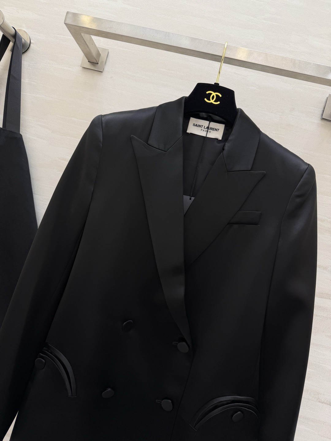 Saint Laurent/ ysl²⁶醋酸缎面西装外套 自带柔光滤镜的醋酸缎面质感 剪裁利落不压身！奶