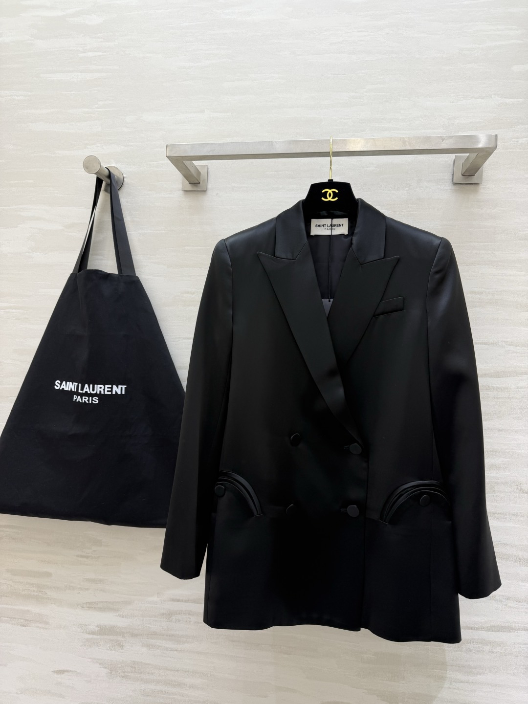 Saint Laurent/ ysl²⁶醋酸缎面西装外套 自带柔光滤镜的醋酸缎面质感 剪裁利落不压身！奶