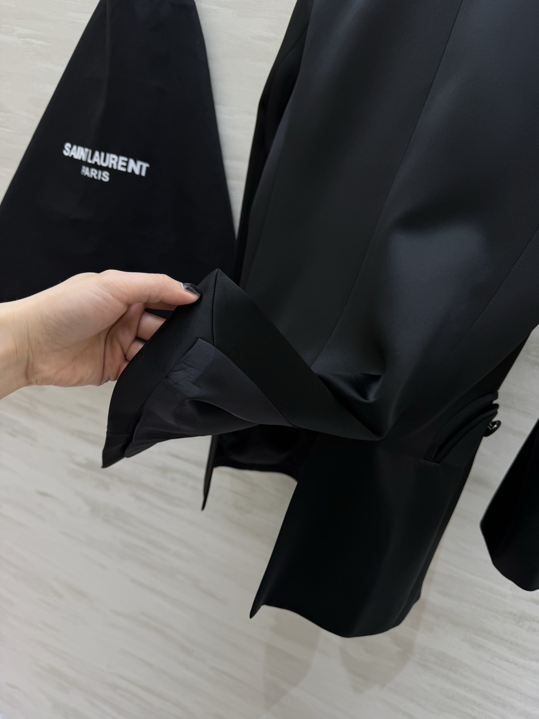 Saint Laurent/ ysl²⁶醋酸缎面西装外套 自带柔光滤镜的醋酸缎面质感 剪裁利落不压身！奶