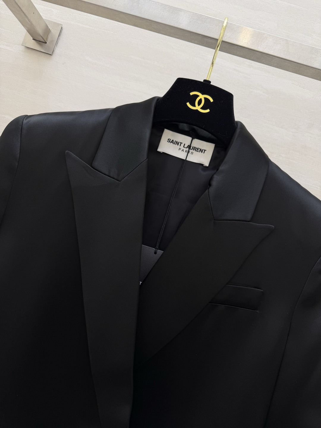 Saint Laurent/ ysl²⁶醋酸缎面西装外套 自带柔光滤镜的醋酸缎面质感 剪裁利落不压身！奶