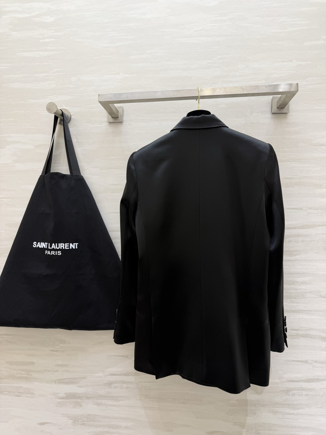 Saint Laurent/ ysl²⁶醋酸缎面西装外套 自带柔光滤镜的醋酸缎面质感 剪裁利落不压身！奶