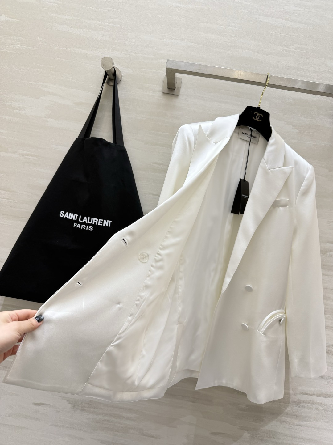 Saint Laurent/ ysl²⁶醋酸缎面西装外套 自带柔光滤镜的醋酸缎面质感 剪裁利落不压身！奶