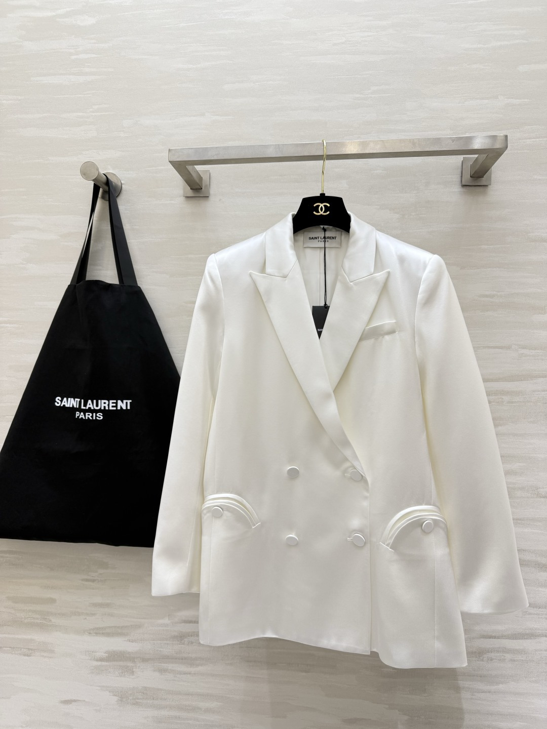 Saint Laurent/ ysl²⁶醋酸缎面西装外套 自带柔光滤镜的醋酸缎面质感 剪裁利落不压身！奶