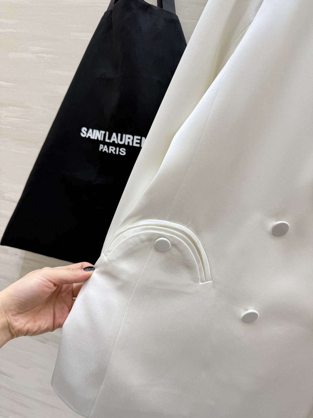 Saint Laurent/ ysl²⁶醋酸缎面西装外套 自带柔光滤镜的醋酸缎面质感 剪裁利落不压身！奶