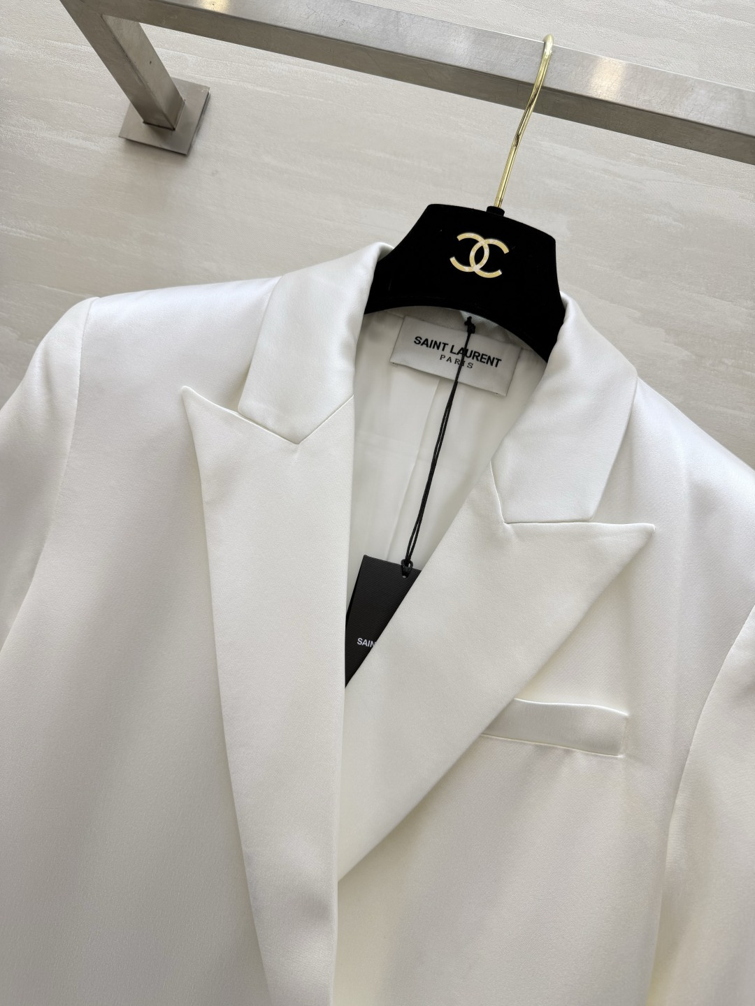 Saint Laurent/ ysl²⁶醋酸缎面西装外套 自带柔光滤镜的醋酸缎面质感 剪裁利落不压身！奶