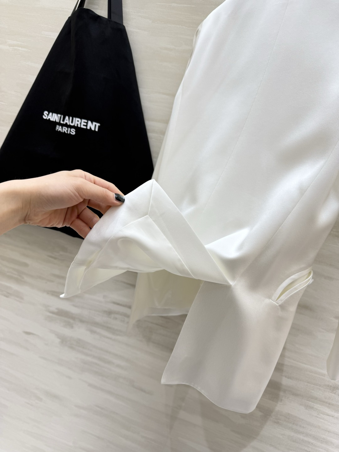 Saint Laurent/ ysl²⁶醋酸缎面西装外套 自带柔光滤镜的醋酸缎面质感 剪裁利落不压身！奶