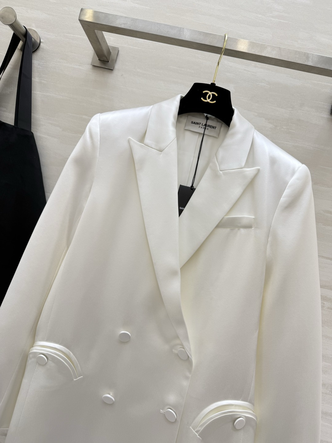 Saint Laurent/ ysl²⁶醋酸缎面西装外套 自带柔光滤镜的醋酸缎面质感 剪裁利落不压身！奶