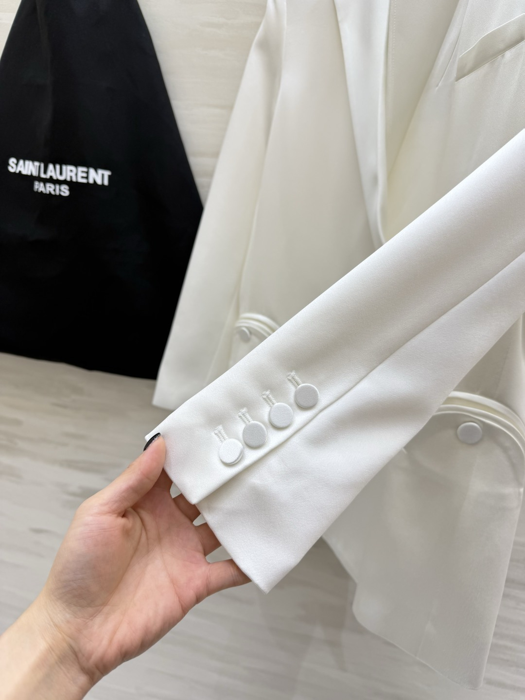 Saint Laurent/ ysl²⁶醋酸缎面西装外套 自带柔光滤镜的醋酸缎面质感 剪裁利落不压身！奶