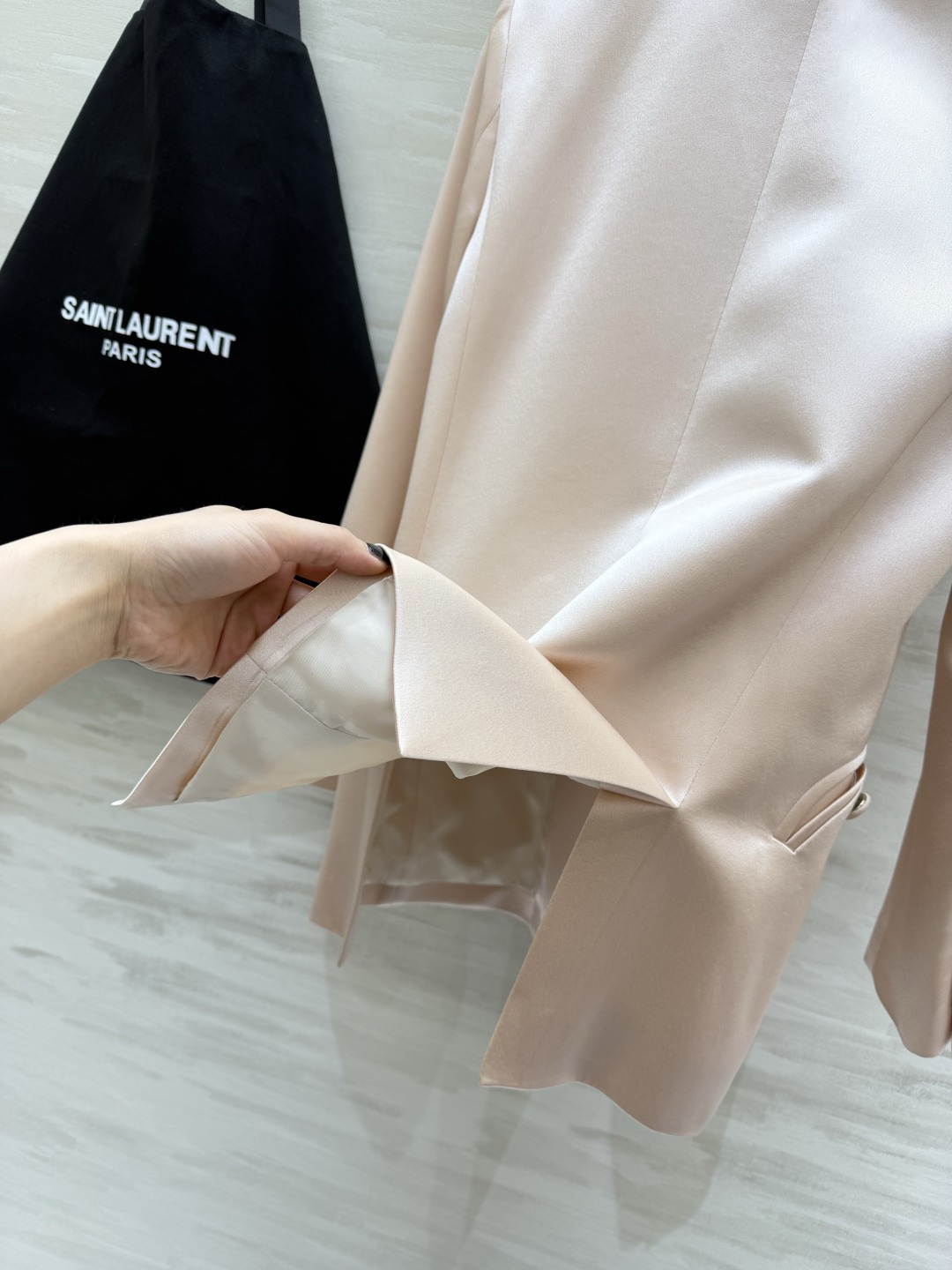 Saint Laurent/ ysl²⁶醋酸缎面西装外套 自带柔光滤镜的醋酸缎面质感 剪裁利落不压身！奶