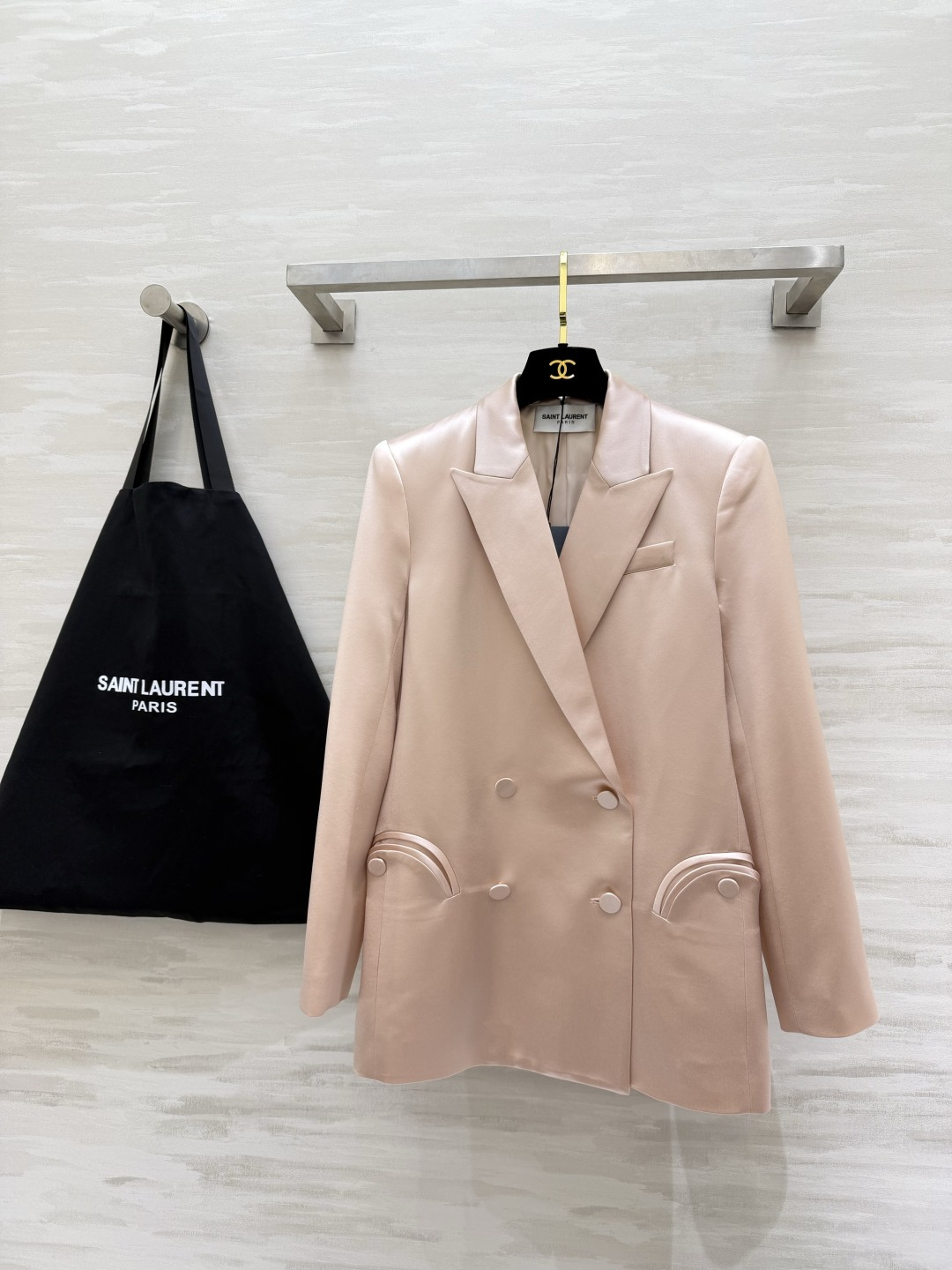 Saint Laurent/ ysl²⁶醋酸缎面西装外套 自带柔光滤镜的醋酸缎面质感 剪裁利落不压身！奶