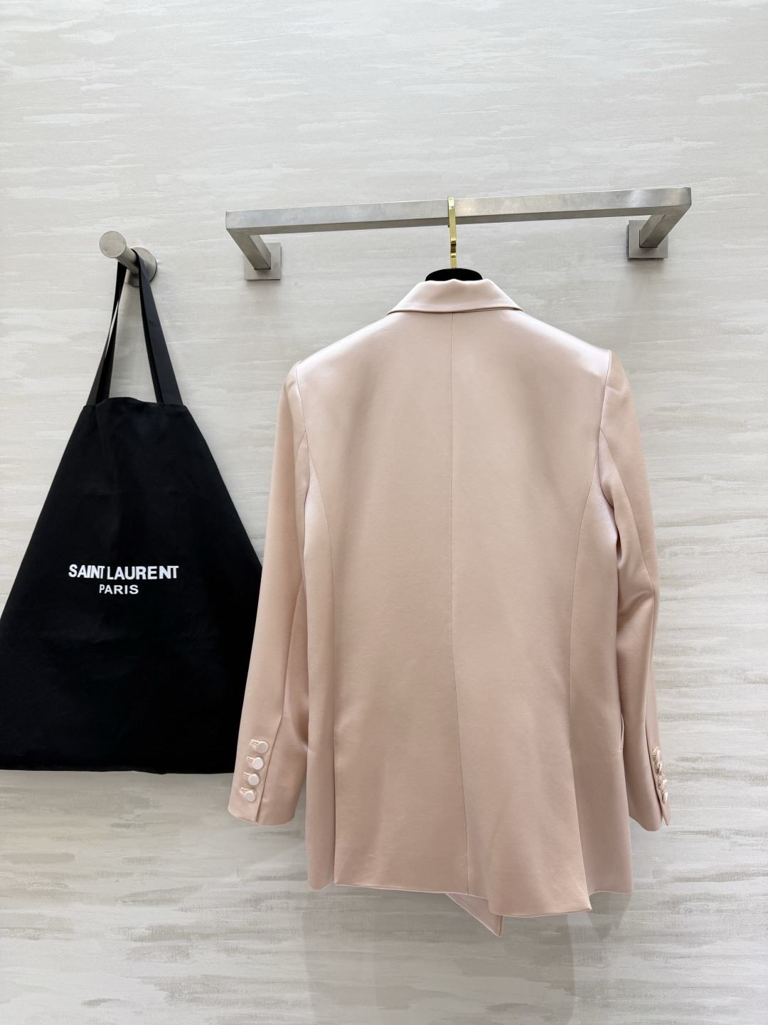 Saint Laurent/ ysl²⁶醋酸缎面西装外套 自带柔光滤镜的醋酸缎面质感 剪裁利落不压身！奶