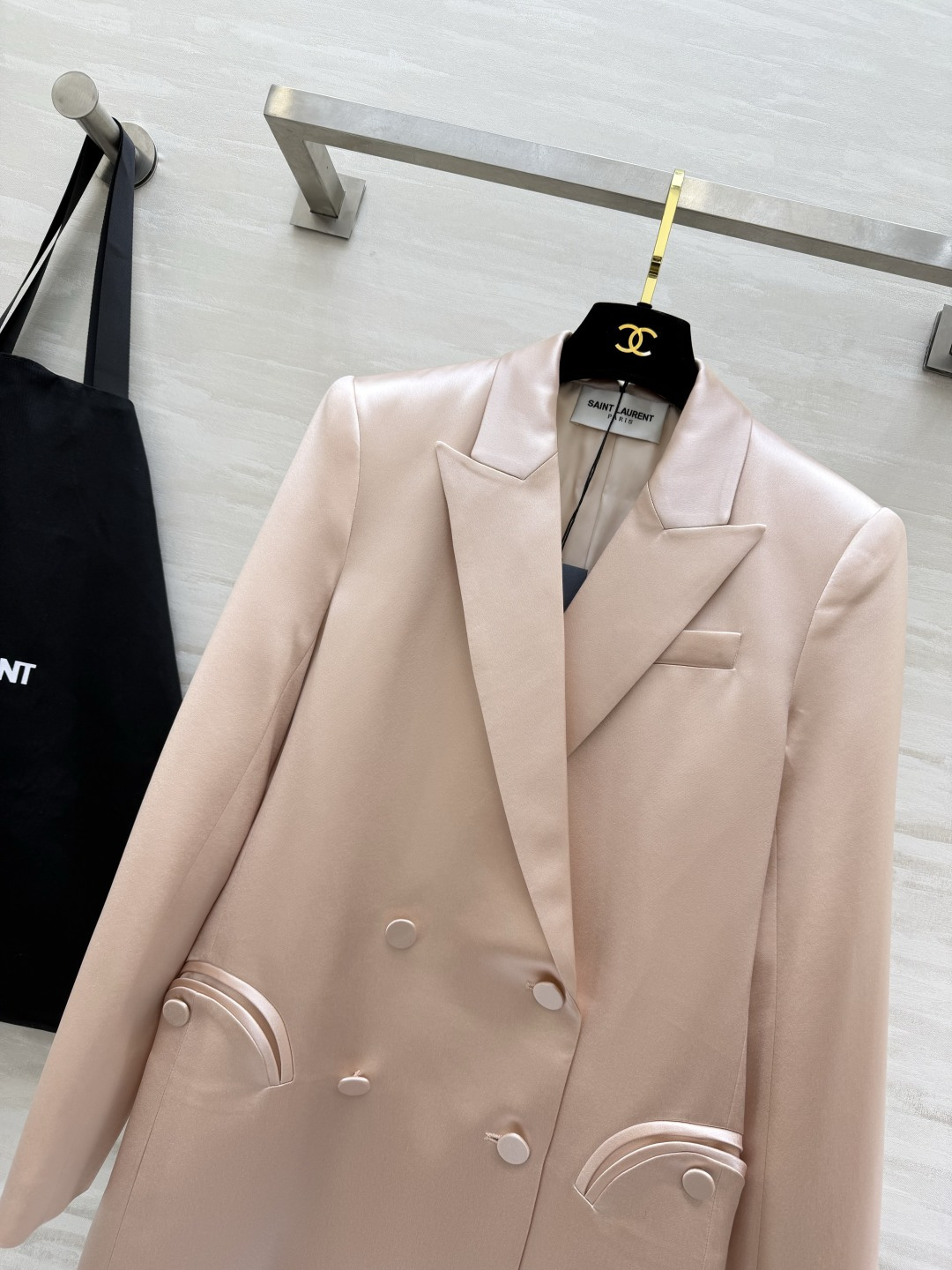 Saint Laurent/ ysl²⁶醋酸缎面西装外套 自带柔光滤镜的醋酸缎面质感 剪裁利落不压身！奶