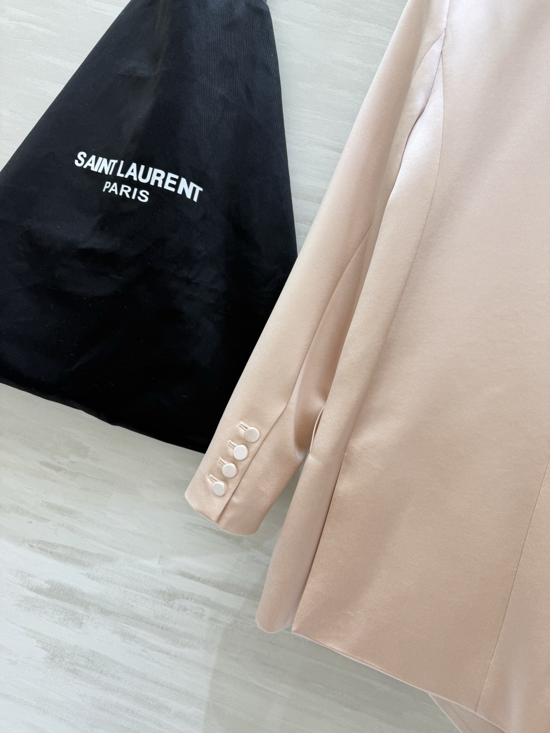 Saint Laurent/ ysl²⁶醋酸缎面西装外套 自带柔光滤镜的醋酸缎面质感 剪裁利落不压身！奶