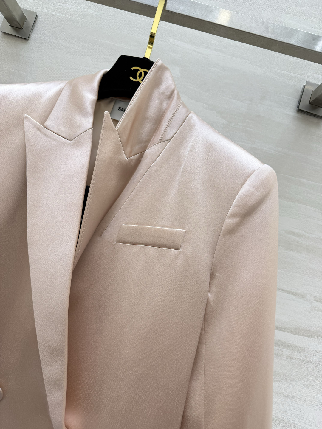 Saint Laurent/ ysl²⁶醋酸缎面西装外套 自带柔光滤镜的醋酸缎面质感 剪裁利落不压身！奶