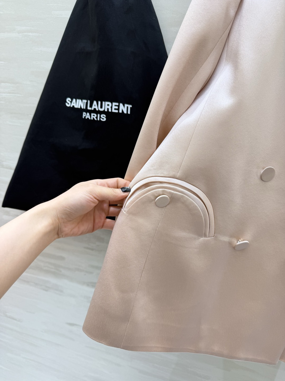 Saint Laurent/ ysl²⁶醋酸缎面西装外套 自带柔光滤镜的醋酸缎面质感 剪裁利落不压身！奶