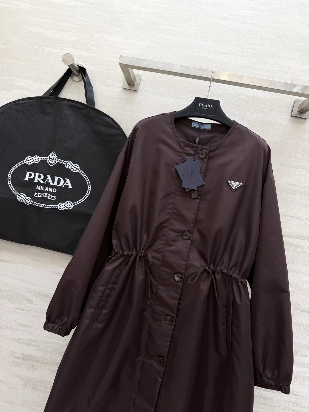 #Prad♡²⁶抽绳中长款风衣 无领设计 抽绳收腰 随性又藏肉 哑光防水面料 垂感满分还抗皱 深棕复古沉