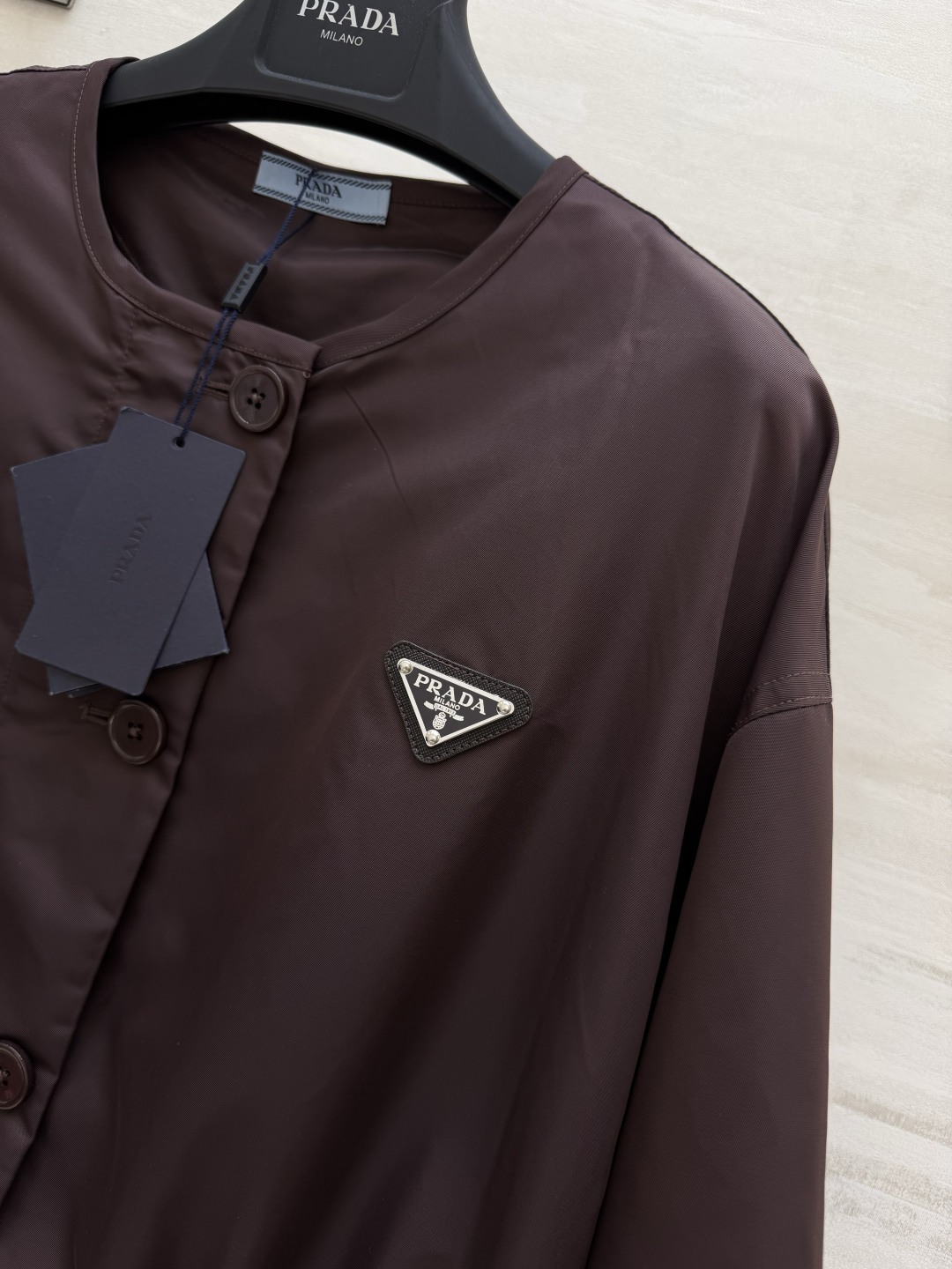 #Prad♡²⁶抽绳中长款风衣 无领设计 抽绳收腰 随性又藏肉 哑光防水面料 垂感满分还抗皱 深棕复古沉