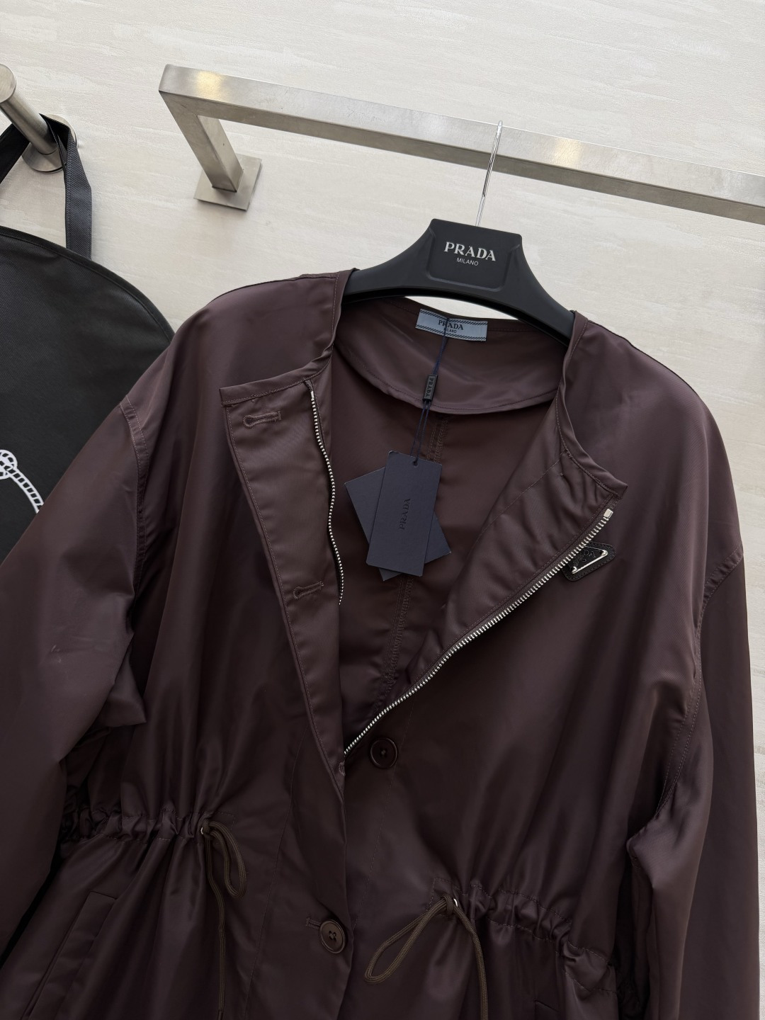 #Prad♡²⁶抽绳中长款风衣 无领设计 抽绳收腰 随性又藏肉 哑光防水面料 垂感满分还抗皱 深棕复古沉
