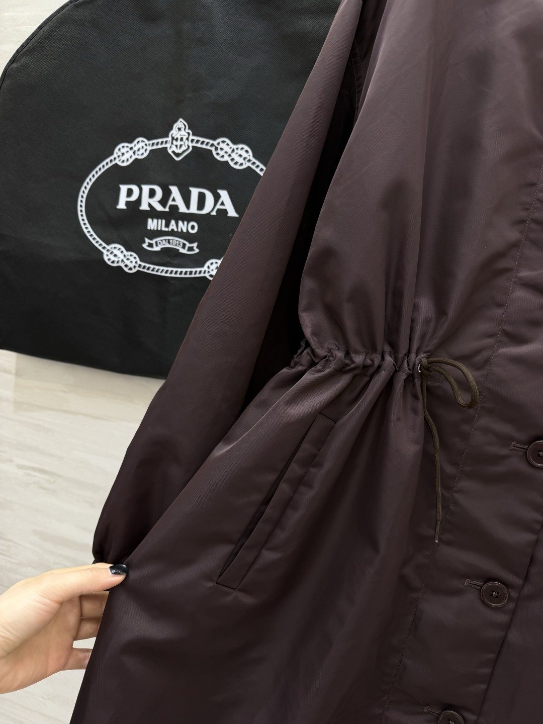 #Prad♡²⁶抽绳中长款风衣 无领设计 抽绳收腰 随性又藏肉 哑光防水面料 垂感满分还抗皱 深棕复古沉