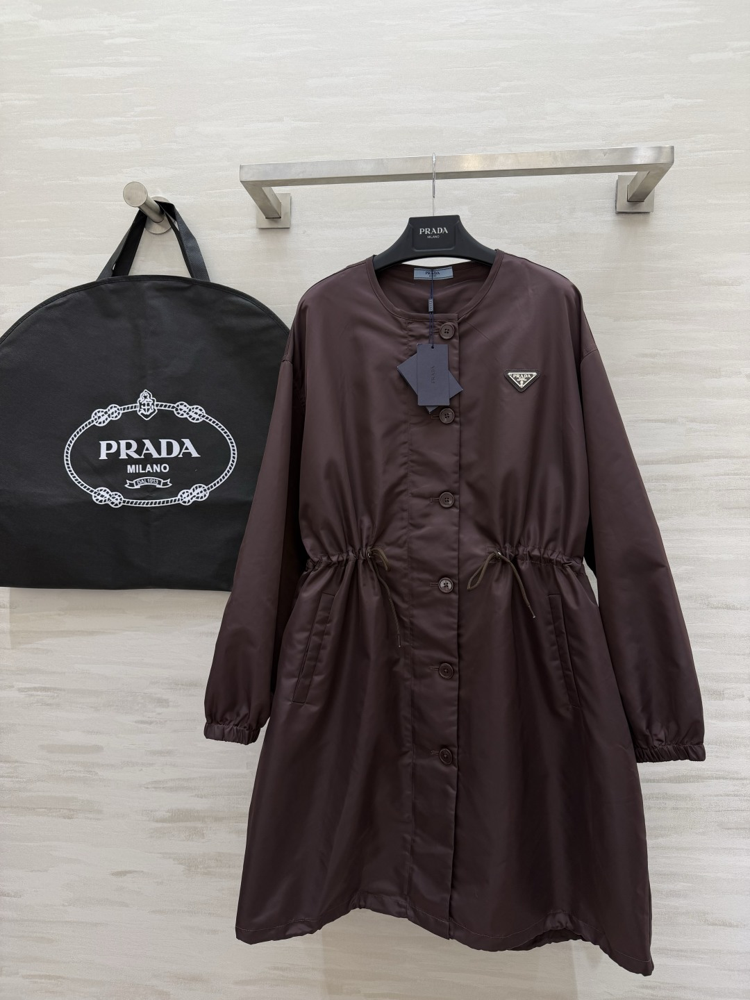 #Prad♡²⁶抽绳中长款风衣 无领设计 抽绳收腰 随性又藏肉 哑光防水面料 垂感满分还抗皱 深棕复古沉