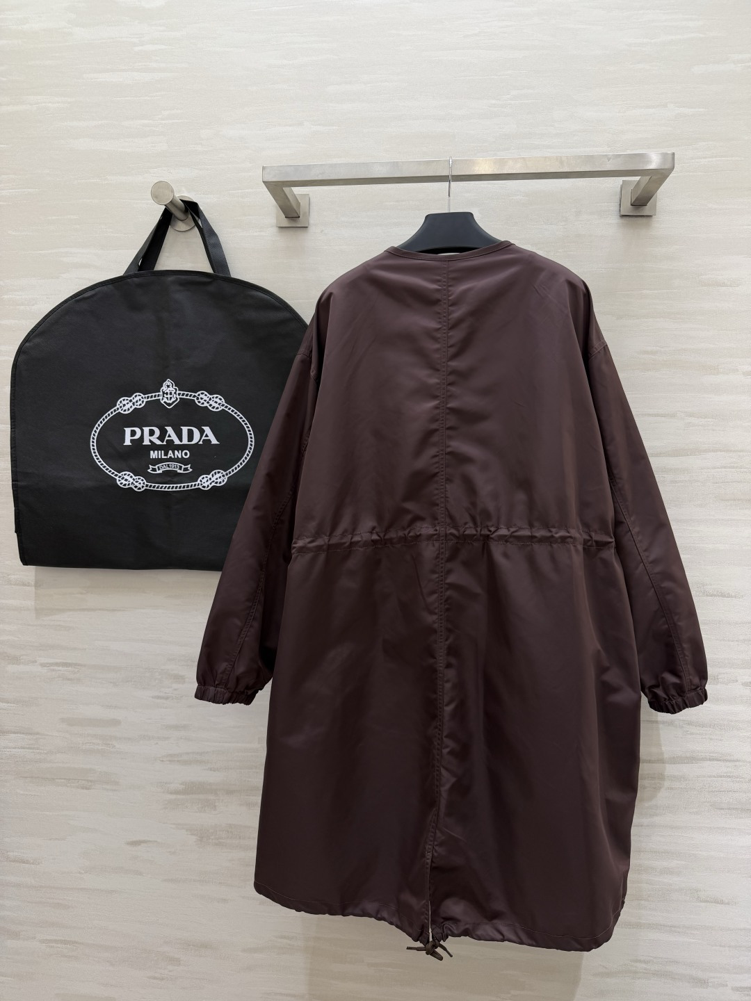 #Prad♡²⁶抽绳中长款风衣 无领设计 抽绳收腰 随性又藏肉 哑光防水面料 垂感满分还抗皱 深棕复古沉