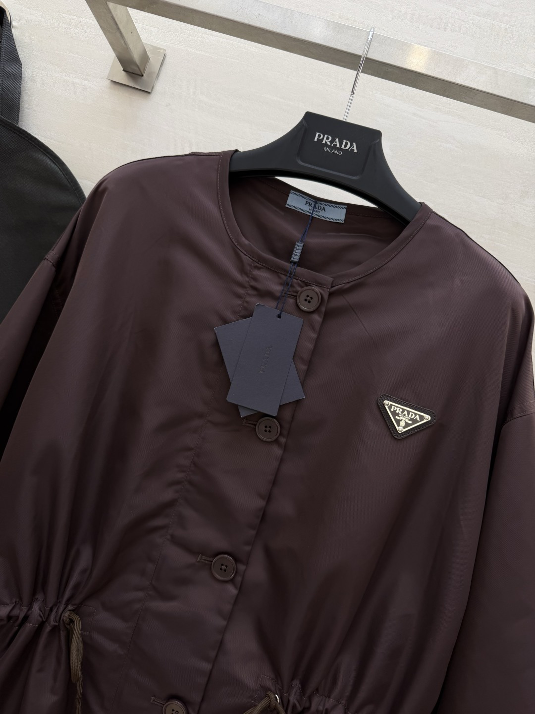 #Prad♡²⁶抽绳中长款风衣 无领设计 抽绳收腰 随性又藏肉 哑光防水面料 垂感满分还抗皱 深棕复古沉