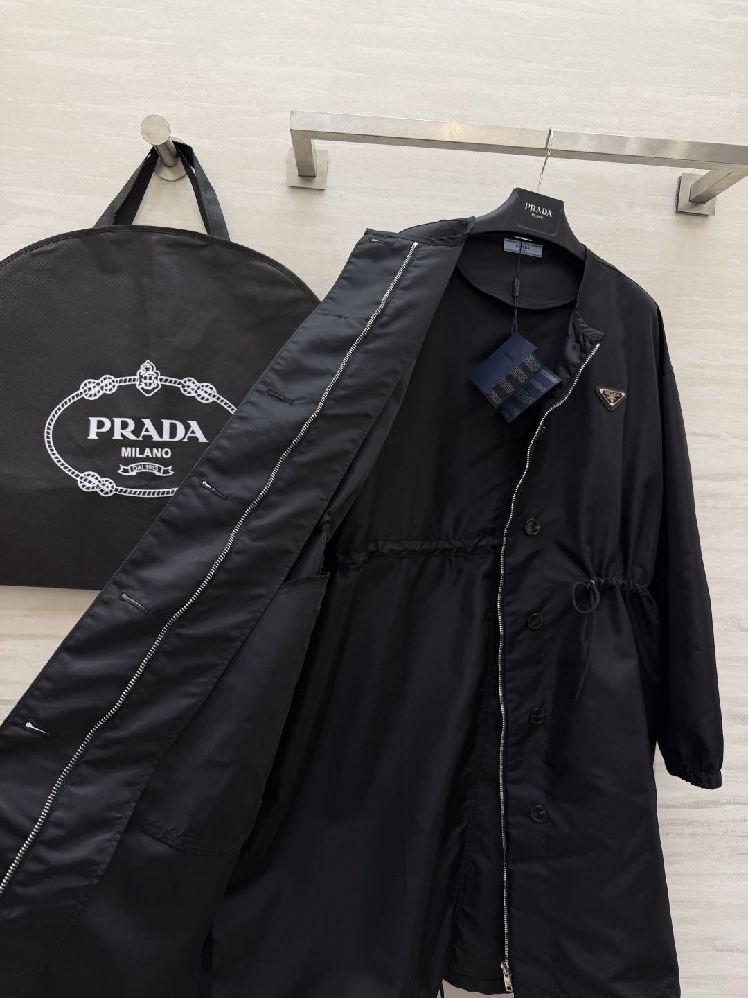 #Prad♡²⁶抽绳中长款风衣 无领设计 抽绳收腰 随性又藏肉 哑光防水面料 垂感满分还抗皱 深棕复古沉