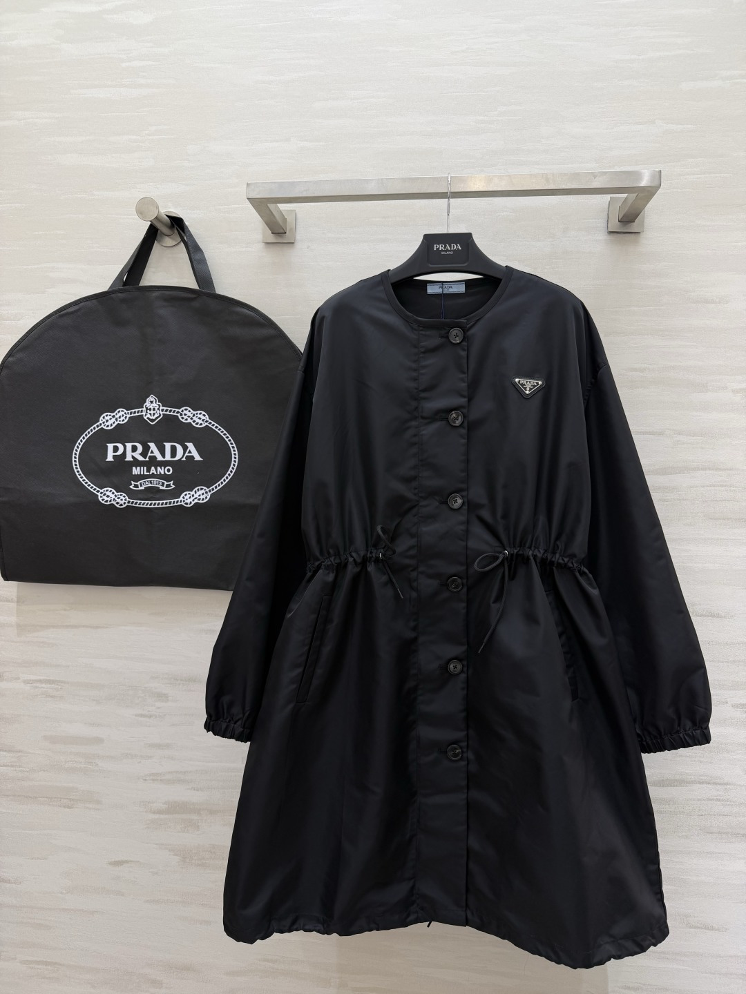 #Prad♡²⁶抽绳中长款风衣 无领设计 抽绳收腰 随性又藏肉 哑光防水面料 垂感满分还抗皱 深棕复古沉