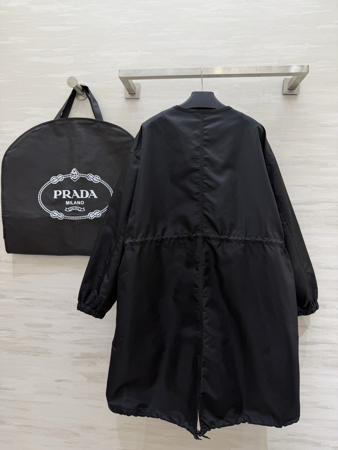 #Prad♡²⁶抽绳中长款风衣 无领设计 抽绳收腰 随性又藏肉 哑光防水面料 垂感满分还抗皱 深棕复古沉