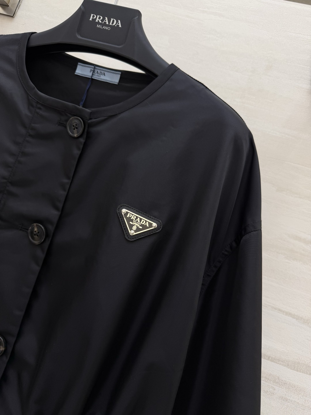 #Prad♡²⁶抽绳中长款风衣 无领设计 抽绳收腰 随性又藏肉 哑光防水面料 垂感满分还抗皱 深棕复古沉