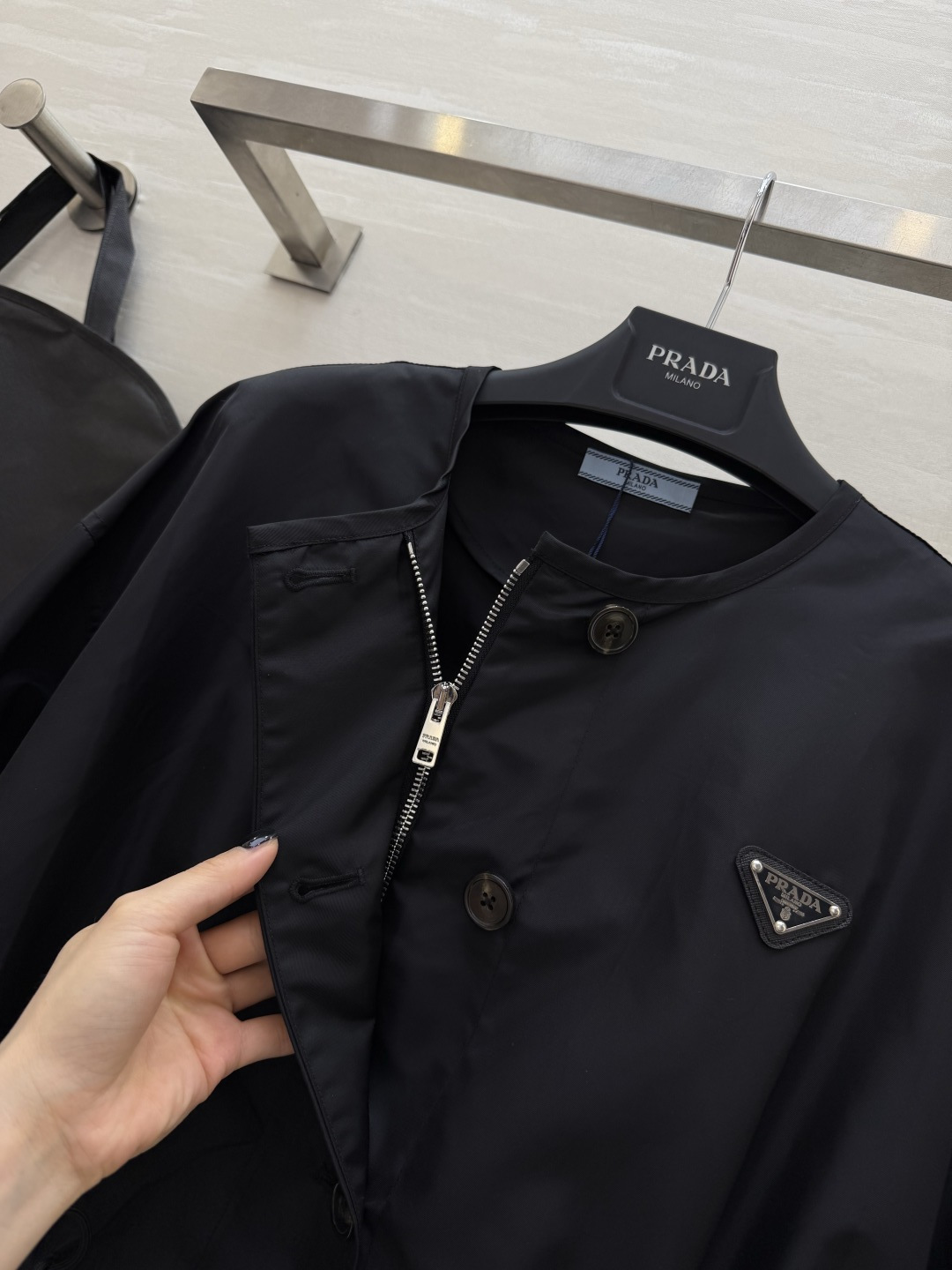 #Prad♡²⁶抽绳中长款风衣 无领设计 抽绳收腰 随性又藏肉 哑光防水面料 垂感满分还抗皱 深棕复古沉