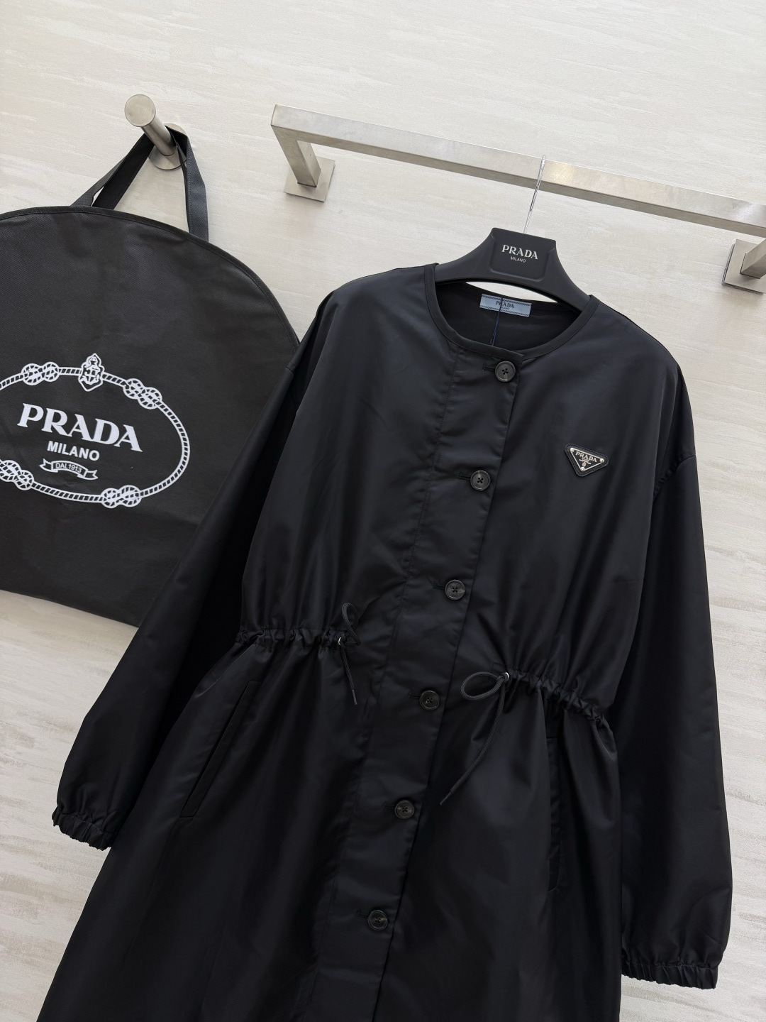 #Prad♡²⁶抽绳中长款风衣 无领设计 抽绳收腰 随性又藏肉 哑光防水面料 垂感满分还抗皱 深棕复古沉