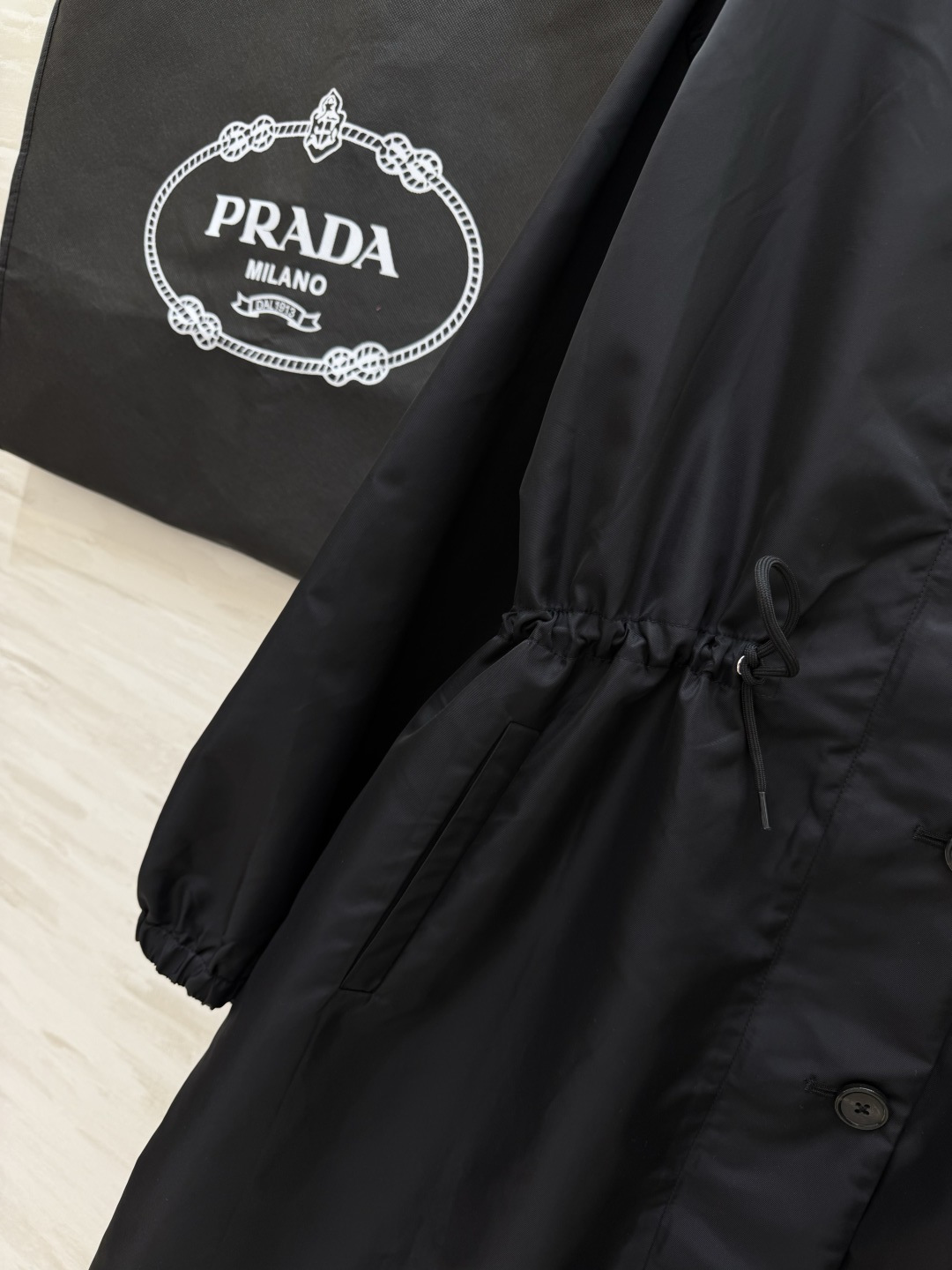 #Prad♡²⁶抽绳中长款风衣 无领设计 抽绳收腰 随性又藏肉 哑光防水面料 垂感满分还抗皱 深棕复古沉